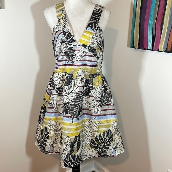 H&M metallic cutout dress with tropical print and plunging neckline - Picture 2 of 10